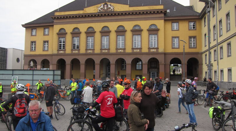 Strartpunkt der Hauptdemoroute in Witten auf dem Rathausplatz
